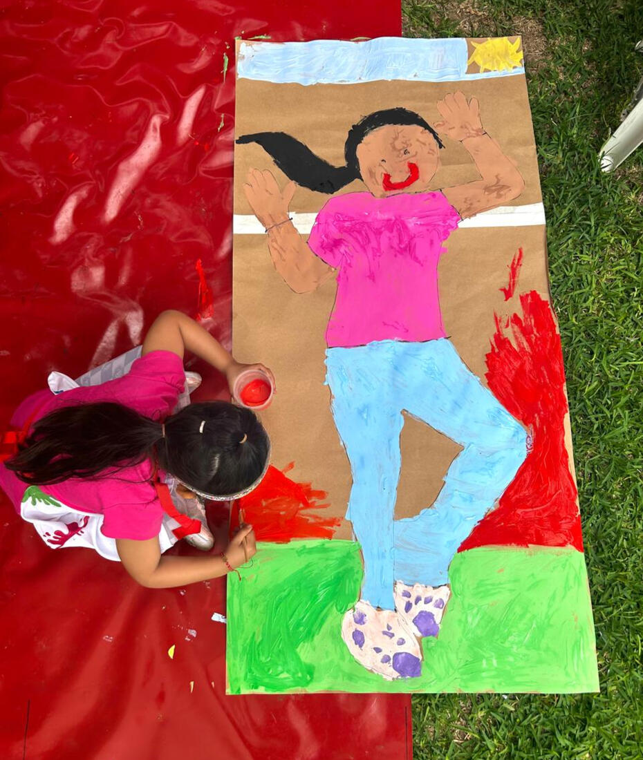 Autorretrato gigante Niña pintando sobre cartulina con tempera en taller de ArtLab