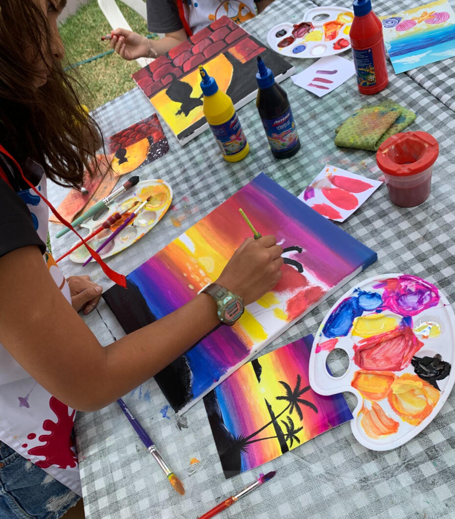 Clases de arte Pintura de paisaje realizada por niños en clase de ArtLab